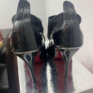 Patent black leather and elastic dress shoe. Size 6. Stiletto heel